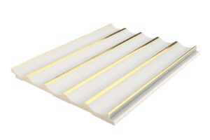 חיפוי לבן גלים עם פסים זהובים עדינים.