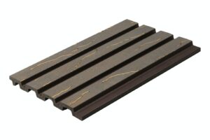 חיפוי דמוי עץ כהה עם פסים זהובים רחבים, בסיס שחור.