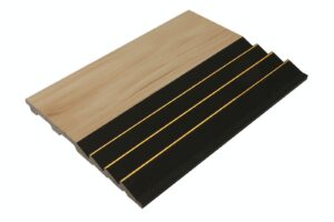 חיפוי משולב עץ ושחור מט עם פסים זהובים.